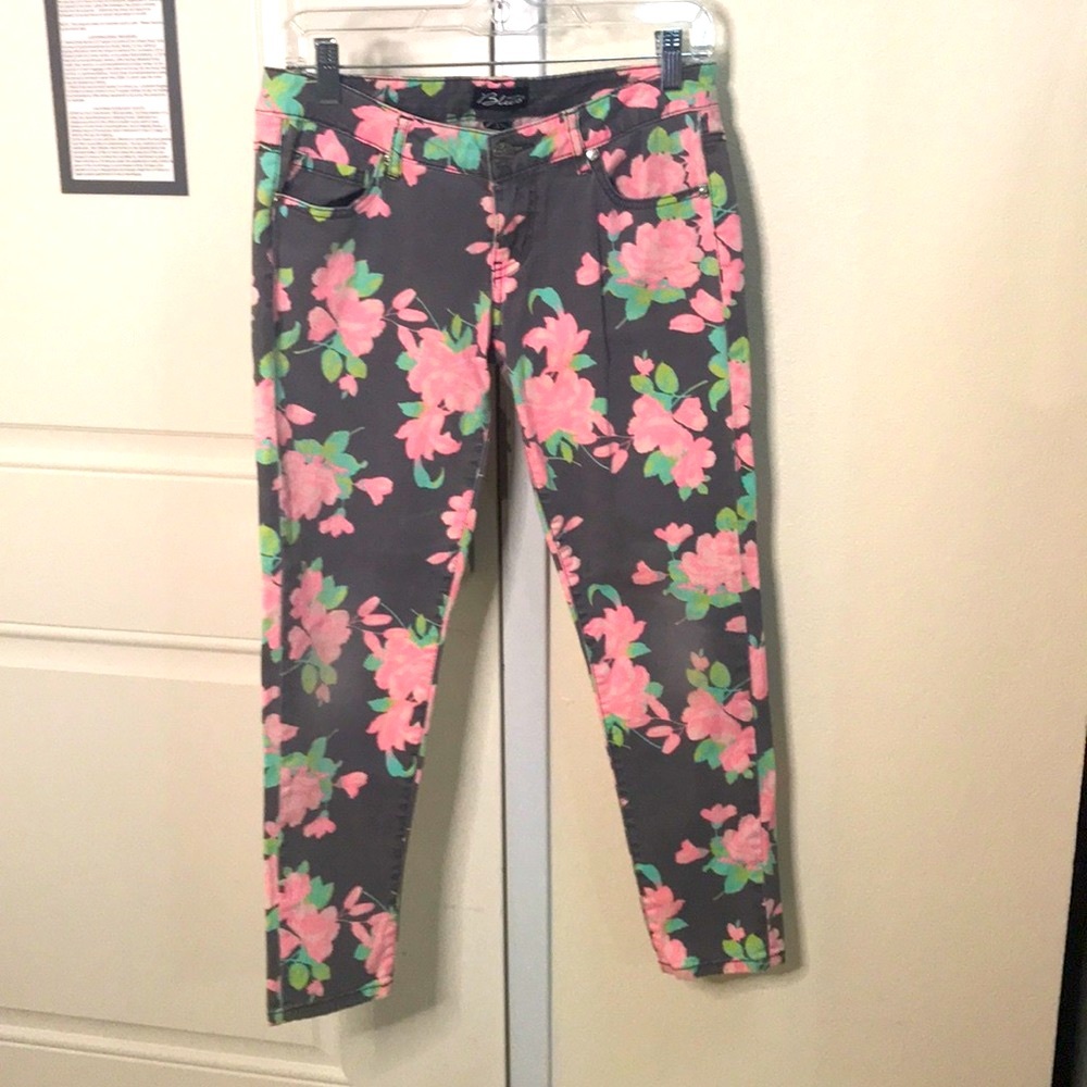 - Cottage Core floral jeans in grey w pink & roses s6/7
